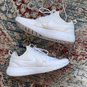 NIKE — white women’s sneakers